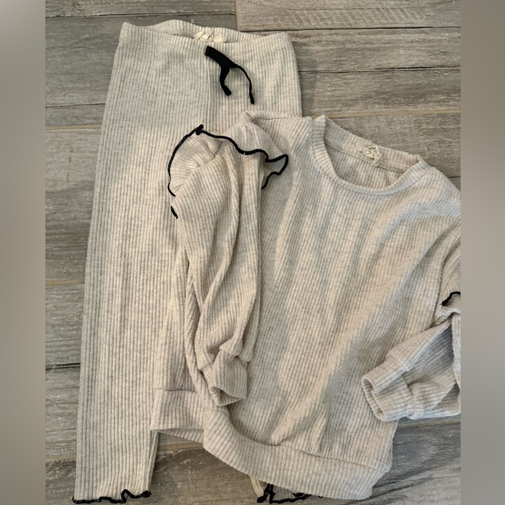 Jessica Simpson Kids Set in cream with black trim 
Size 3T